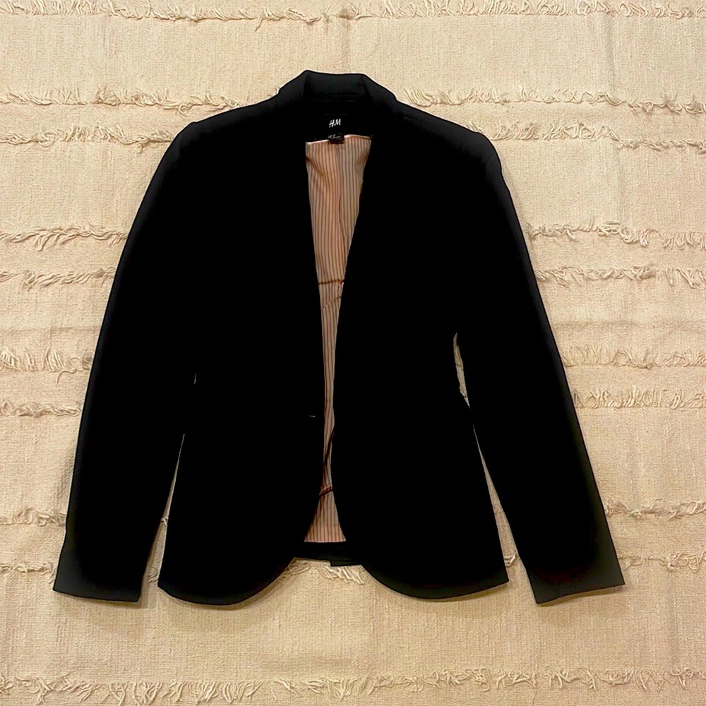 Cute and elegant one button blazer. In excellent condition